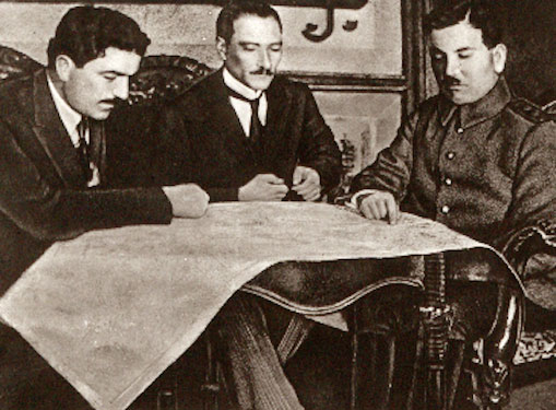 Mustafa Kemal, Sivas Kongresi sonrası, Hüseyin Rauf (Orbay) Bey ve Ali Fuat (Cebesoy) Paşa ile birlikte bir toplantıda (16-29 Kasım 1919)