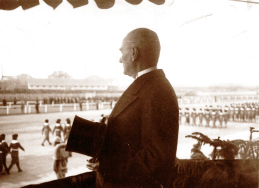 Cumhurbaşkanı Atatürk, Cumhuriyet Bayramı'nda geçit törenini izlerken (29 Ekim 1936)