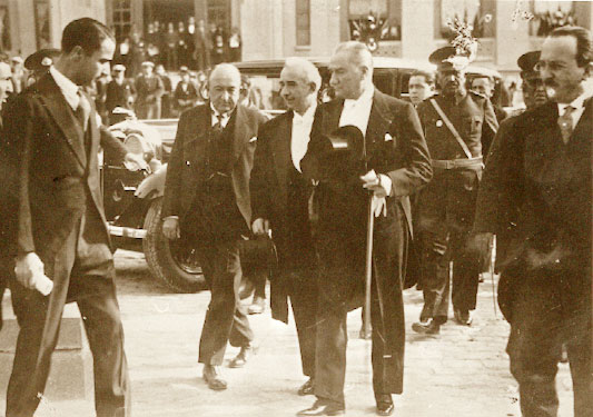 Cumhurbaşkanı Gazi Mustafa Kemal, Cumhuriyet'in onuncu yılında Başbakan İsmet Paşa ile (29 Ekim 1933)