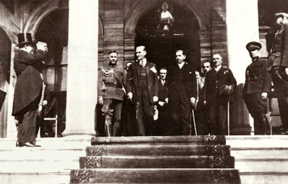Cumhurbaşkanı Gazi Mustafa Kemal, Cumhuriyet'in onuncu yılı kutlamalarına giderken (29 Ekim 1933)